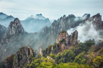 Papier Peint photo Monts Huang vue depuis la terrasse rafraîchissante dans la montagne Huangshan, connue sous le nom de montagne jaune, Anhui, Chine.