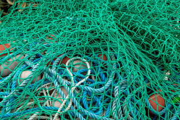 Grünes Fischernetz mit Tau und Schwimmern