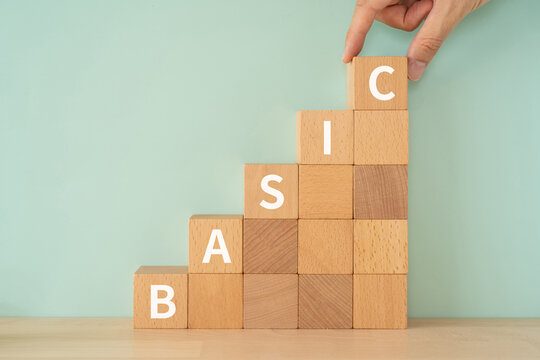 ベーシックのイメージ｜「BASIC」と書かれたブロックと手