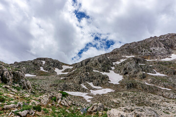 Fototapeta na wymiar Scenic views of Geyik Mountain summit, Geyik Dağı (2 884m) at Eğrigöl plateau, Gündoğmuş, Antalya