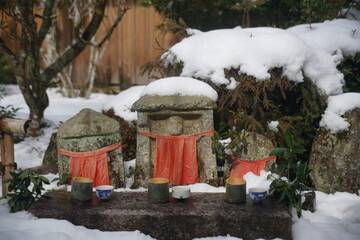 京都の大原の雪の宝泉院のお地蔵さん
