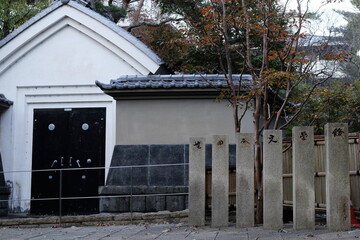 シックな蔵、土塀を背景にした【世田谷文学館】のエントランス