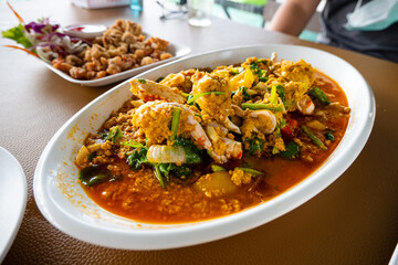  Fried crab in yellow curry , Stir-fried crab curry.
