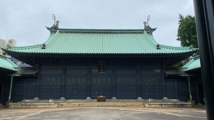 Obraz premium Yushima shrine, built in the 17th century, once was educational institute, has such a calming soothing atmosphere. Tokyo cityscape year 2022 June 14th