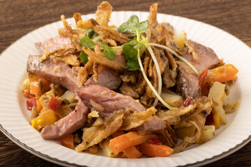 ローストビーフと揚げごぼうのサラダ