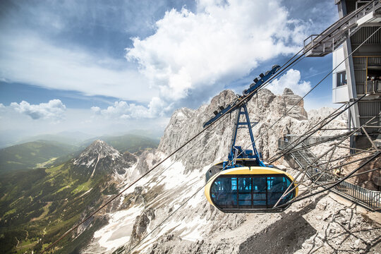 Bergpanorama - Dachstein - Seilbahn mit Bergstation. Cable car with mountain station.