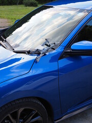 クルマのボンネット上に墜落した空撮ドローン