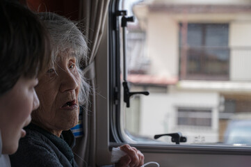 Fototapeta na wymiar 思い出の生家を眺める日本人女性