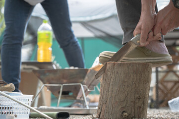 キャンプで丸太を切る
