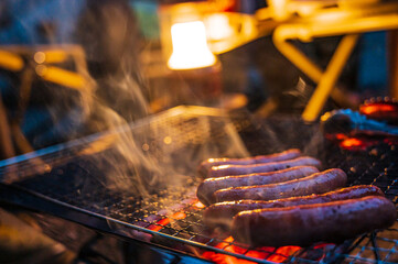 キャンプで焼くソーセージ