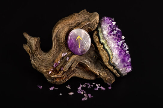 Tiwaz rune, Tyr rune