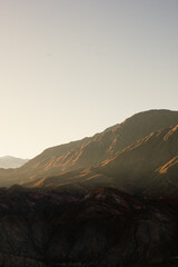 Monta&ntilde;as al atardecer