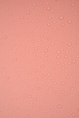 Gotas de agua sobre fondo rosa