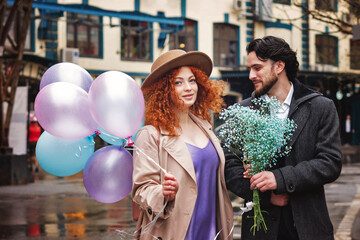Obraz premium Lovers Date Walk with Balloons