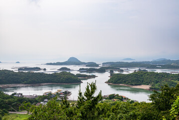 高舞登山展望台から小さな島々が浮かぶ天草松島、天草五橋を望む