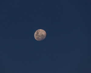 Lua Crescente no fim de tarde, seu limpo.