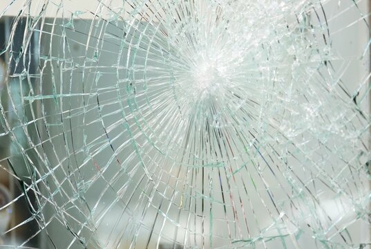 Impact dans une vitre, qui a fait voler le verre en éclat