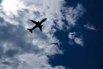 Fototapeta na wymiar 青空と雲と飛行機