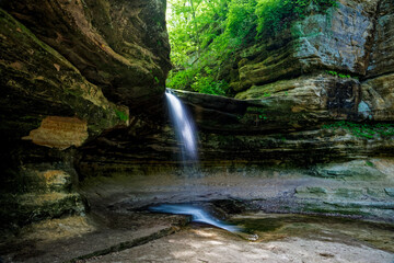 Fototapeta na wymiar waterfall @ starved rock state park, Illinois