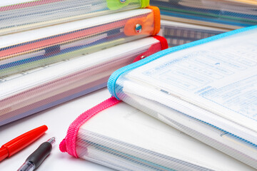 積みあがった書類ファイル（山積みの仕事・書類整理・事務作業イメージ）