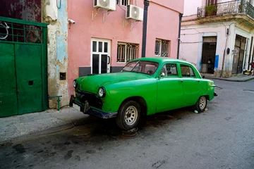 Papier Peint photo autocollant Havana old green car in the streets of havana