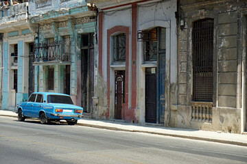 Obraz na płótnie Canvas blue old classic car in the streets of havana