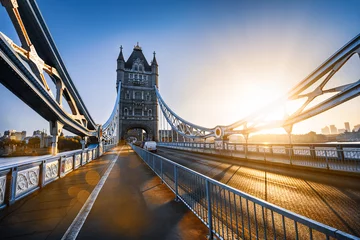 Gordijnen de beroemde Tower Bridge van Londen in de vroege ochtenduren © frank peters