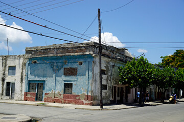 Fototapeta na wymiar streets of cienfuegos with typical houses