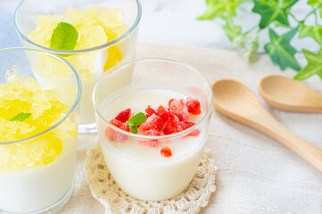 冷たいフルーツヨーグルトゼリー