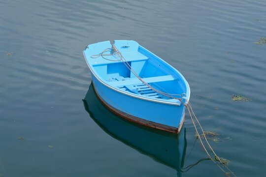 Petite barque bleue .