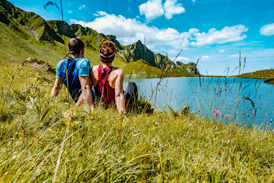 P&auml;rchen genie&szlig;t Aussicht auf den Schrecksee