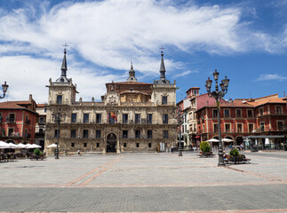 Obraz premium Fachada del ayuntamiento de estilo barroco en León con dos torres, en una plaza con farolas y edificios, España, verano de 2021