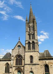 Fototapeta na wymiar La façade et le clocher de l’église Saint-Pierre-du-Queyroix à Limoges