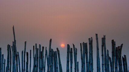 Coucher de soleil sur une barrière de bambou à Lomé, au Togo, Afrique de l'ouest