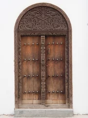 Stickers pour porte Vielles portes Traditional Zanzibar door with spikes. Indian door style.