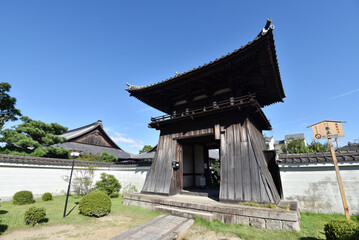 Obraz premium 萬寿禅寺 鐘楼門 京都市東山区