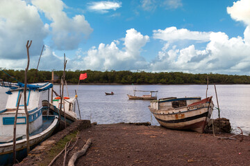 Fototapeta na wymiar Embarcações no porto da cidade de Guimarães, Maranhão - Brasil
