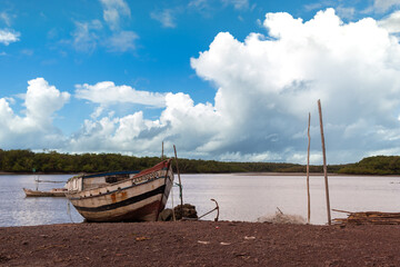 Embarcações no porto da cidade de Guimarães, Maranhão - Brasil