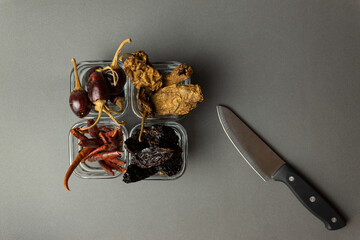 Cuchillo con tabla de madera y chiles.