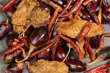 Diferentes chiles sobre fondo gris.