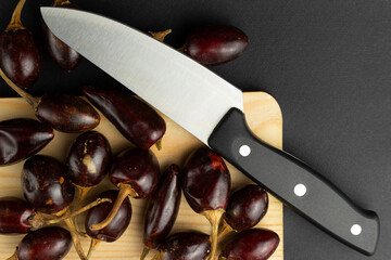 Cuchillo con tabla de madera y chiles.