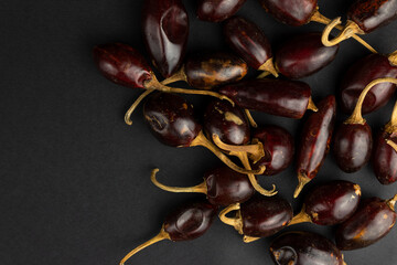 Chiles sobre fondo negro.
