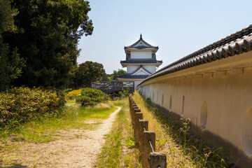 明石城の白い櫓と土塀