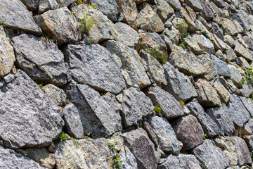 斜めから眺めた城跡の石垣