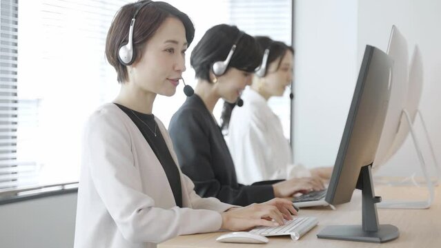 コールセンターで働く女性