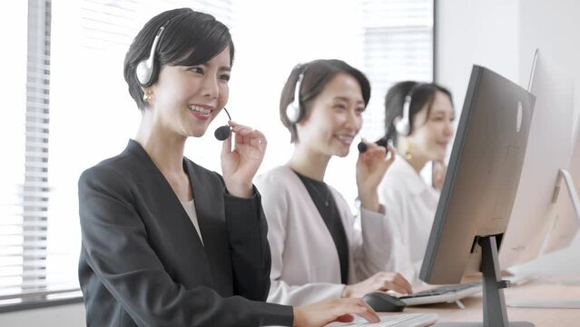 コールセンターで働く女性