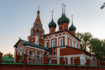 Fototapeta na wymiar Orthodox church in Yaroslavl