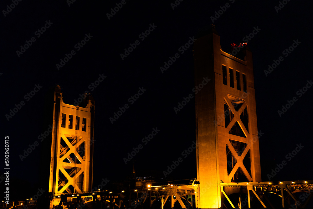 Wall mural Sacramento tower bridge at night