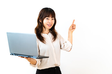 ノートパソコンを持ってレクチャーする講師