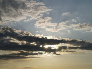夕方に見かけた日のさす空